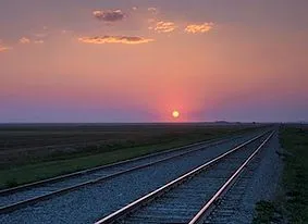 Train rails bij zonsondergang
